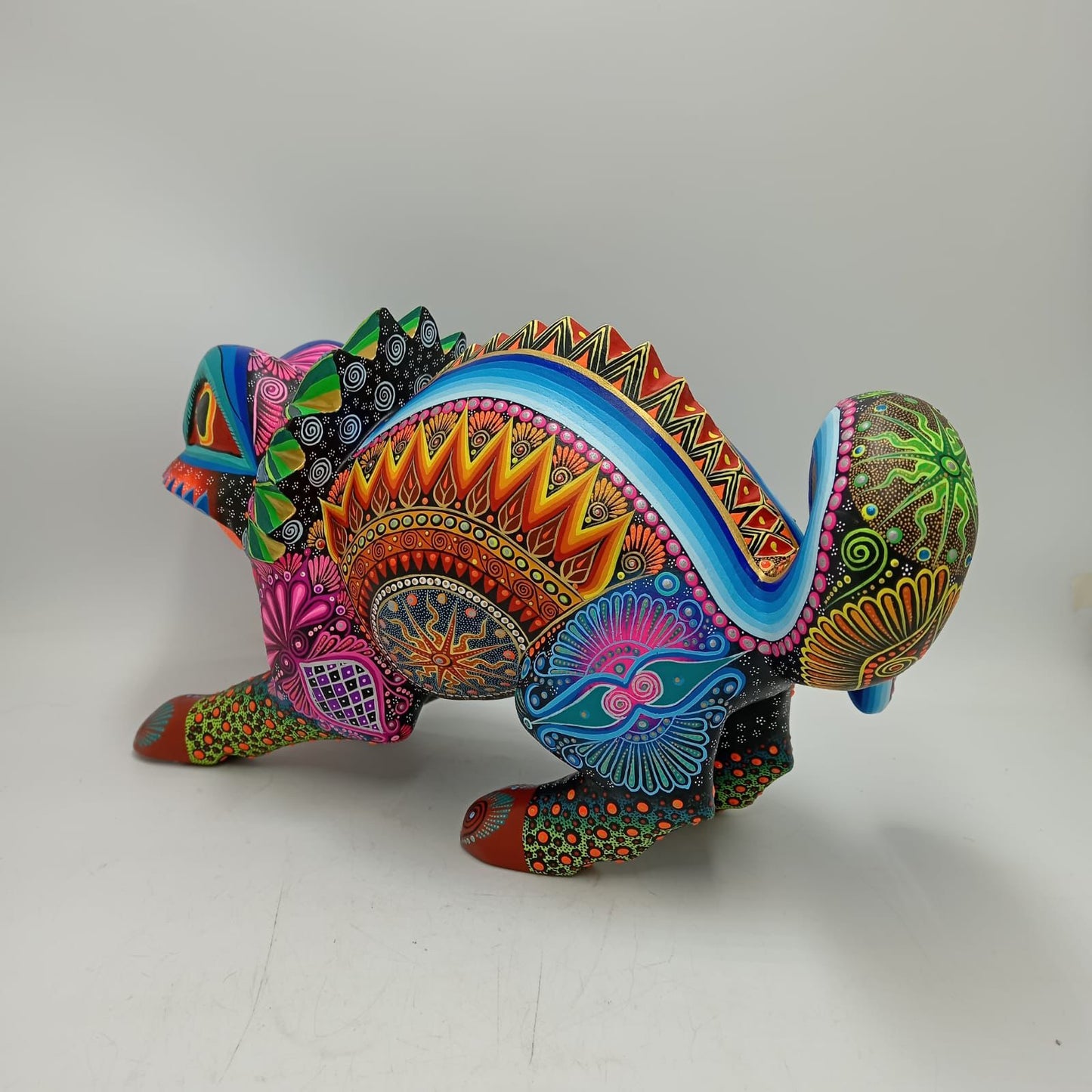 Mexican Folk Art Oaxacan Wood Carving Alebrije Hand Made, Chameleon By Luis Sosa PP8663
