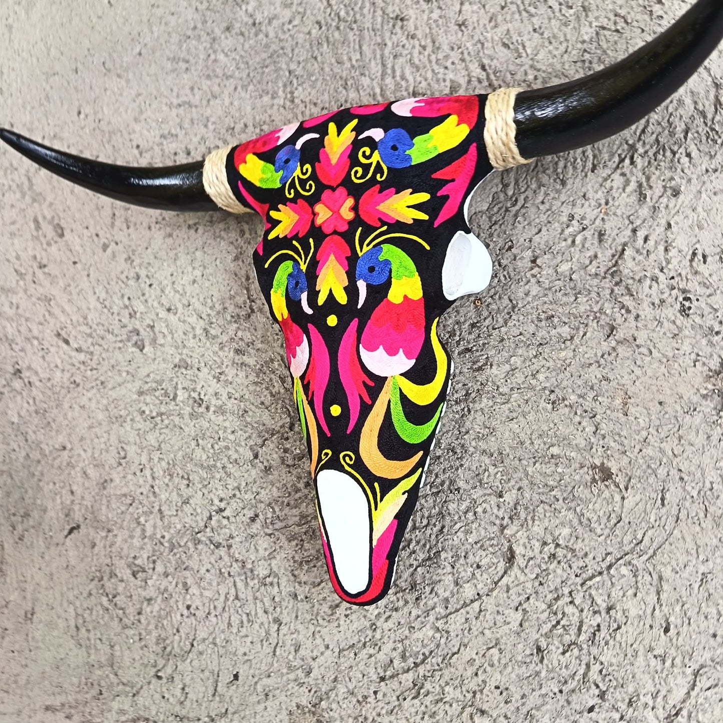 Mexican Folk Art Huichol Yarn Painting on Bull Skull By Alfredo Meraz Reyna PP9496
